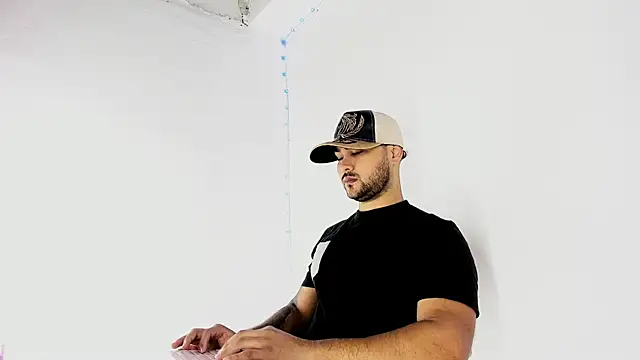 Snapshot of Sebas-hott chatting on 09.13.25 Sebas-hott online show from 09.13.25