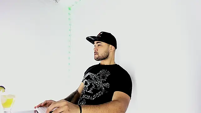 Snapshot of Sebas-hott chatting on 09.14.25 Sebas-hott online show from 09.14.25