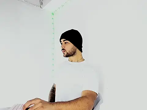 Snapshot of Sebas-hott chatting on 09.19.25 Sebas-hott online show from 09.19.25