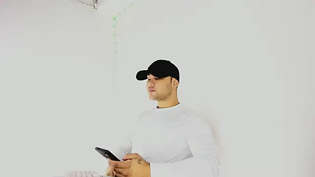Snapshot of Sebas-hott chatting on 09.25.25 Sebas-hott online show from 09.25.25