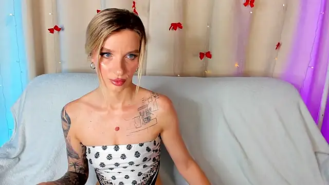 Snapshot of AlinaLovelyX chatting on 06.28.26 AlinaLovelyX online show from 06.28.26