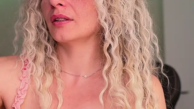 Snapshot of Amerabelle_23 chatting on 03.12.25 Amerabelle 23 online show from 03.12.25