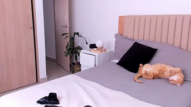 AnaHenao online show from 09.25.25