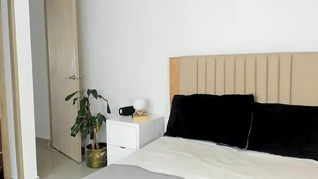 AnaHenao online show from 10.28.25