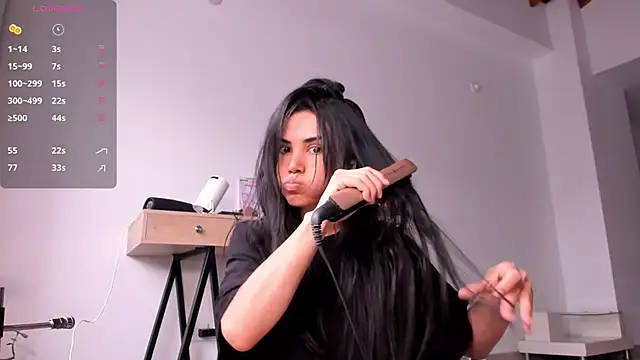 AnaHenao online show from 11.28.25