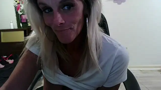 Snapshot of vixendoll87 chatting on 07.25.26 vixendoll87 online show from 07.25.26