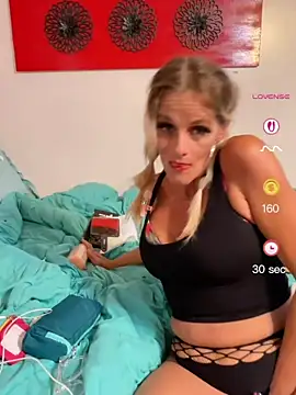 Snapshot of vixendoll87 chatting on 07.27.26 vixendoll87 online show from 07.27.26
