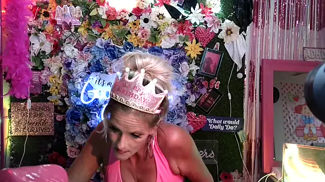 Snapshot of vixendoll87 chatting on 08.06.26 vixendoll87 online show from 08.06.26