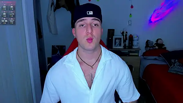 Snapshot of liam_oficial02 chatting on 12.15.24 liam oficial02 online show from 12.15.24