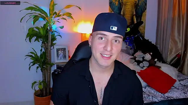 Snapshot of liam_oficial02 chatting on 02.06.25 liam oficial02 online show from 02.06.25