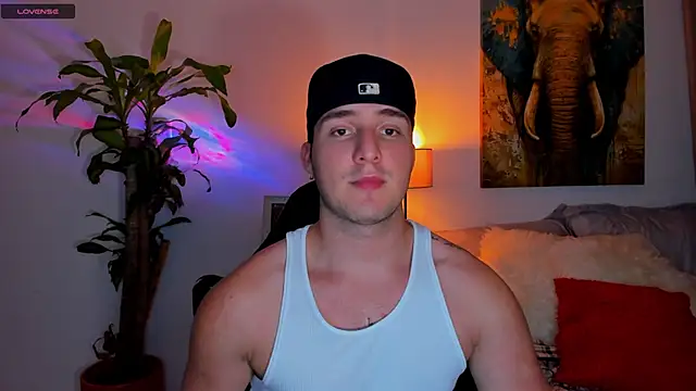 Snapshot of liam_oficial02 chatting on 03.18.25 liam oficial02 online show from 03.18.25
