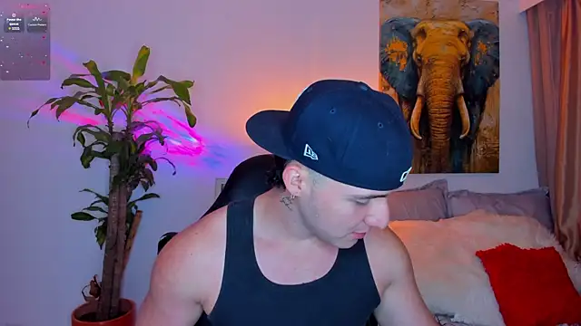 Snapshot of liam_oficial02 chatting on 03.23.25 liam oficial02 online show from 03.23.25
