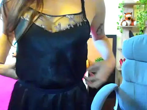 Snapshot of Moon-liza chatting on 12.21.24 Moon-liza online show from 12.21.24