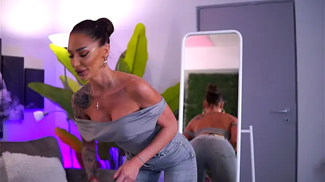 RaquelleVon online show from 11.15.25