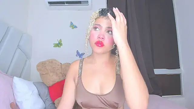 Snapshot of sofiacastillo01 chatting on 04.20.26 sofiacastillo01 online show from 04.20.26
