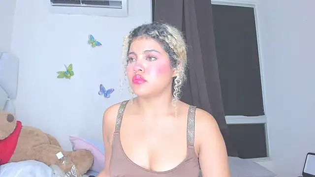 Snapshot of sofiacastillo01 chatting on 04.21.26 sofiacastillo01 online show from 04.21.26