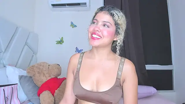 Snapshot of sofiacastillo01 chatting on 04.21.26 sofiacastillo01 online show from 04.21.26