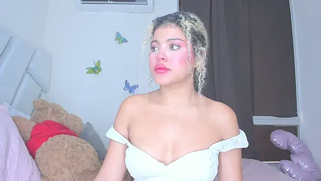 Snapshot of sofiacastillo01 chatting on 04.25.26 sofiacastillo01 online show from 04.25.26