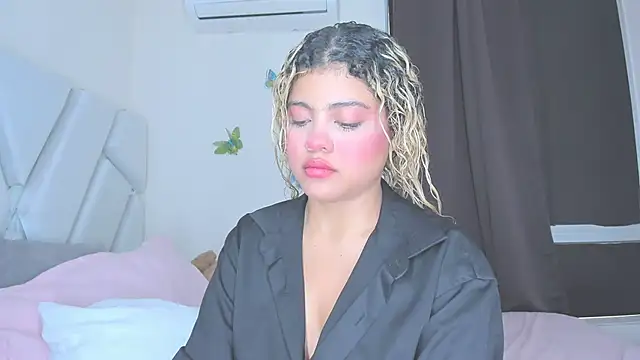 Snapshot of sofiacastillo01 chatting on 04.28.26 sofiacastillo01 online show from 04.28.26