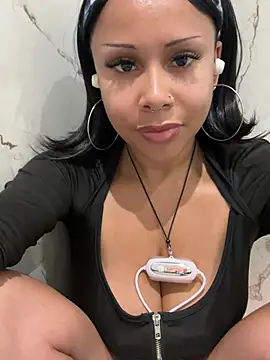 Snapshot of HaileyDiana chatting on 05.19.26 HaileyDiana online show from 05.19.26