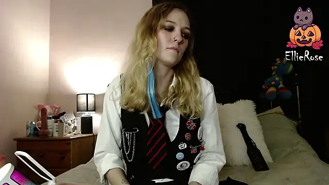 Snapshot of EllieeRose chatting on 10.11.25 EllieeRose online show from 10.11.25