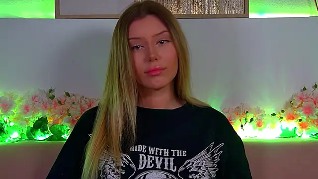 Snapshot of LiliaBianka chatting on 02.18.25 LiliaBianka online show from 02.18.25