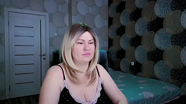 Snapshot of natusik chatting on 02.24.25 natusik online show from 02.24.25