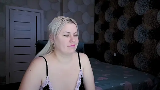 Snapshot of natusik chatting on 03.06.25 natusik online show from 03.06.25