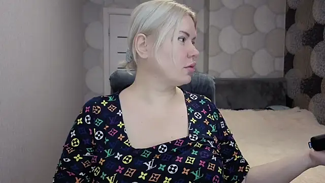 Snapshot of natusik chatting on 11.15.25 natusik online show from 11.15.25