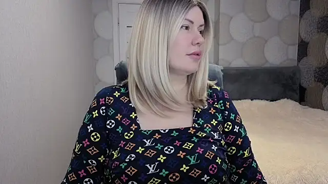 Snapshot of natusik chatting on 11.22.25 natusik online show from 11.22.25