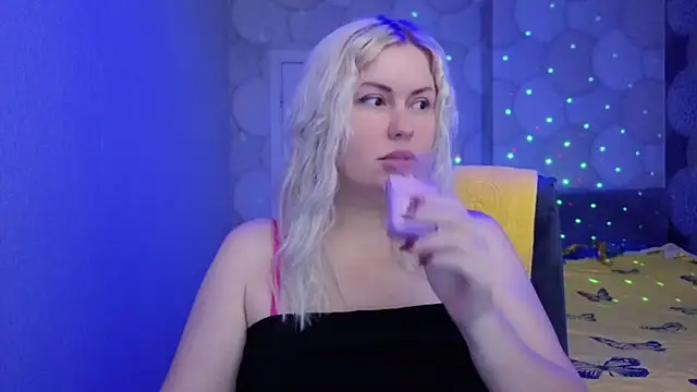 Snapshot of natusik chatting on 12.21.25 natusik online show from 12.21.25