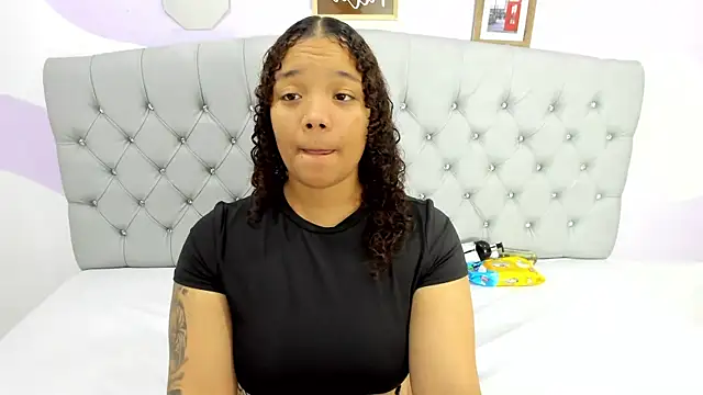 Snapshot of BRIYITHMENA chatting on 10.30.25 BRIYITHMENA online show from 10.30.25