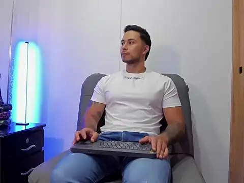 Snapshot of Juan_muscle chatting on 07.26.26 Juan muscle online show from 07.26.26