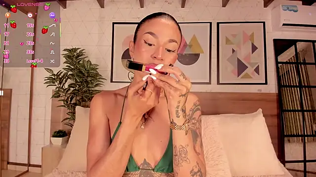 Snapshot of LunaRuso chatting on 02.19.26 LunaRuso online show from 02.19.26