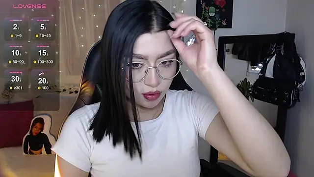 Snapshot of mily_thomson_b_ chatting on 09.18.25 mily thomson b online show from 09.18.25