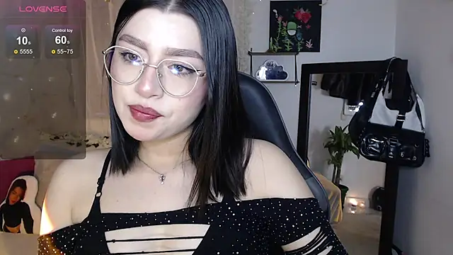 Snapshot of mily_thomson_b_ chatting on 09.21.25 mily thomson b online show from 09.21.25