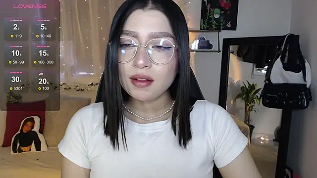 Snapshot of mily_thomson_b_ chatting on 09.27.25 mily thomson b online show from 09.27.25