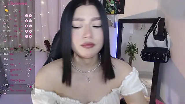 Snapshot of mily_thomson_b_ chatting on 10.21.25 mily thomson b online show from 10.21.25