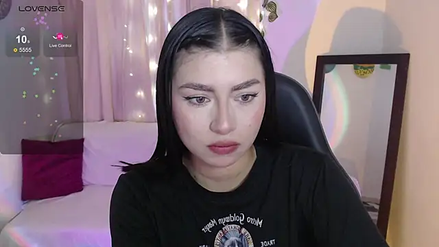 Snapshot of mily_thomson_b_ chatting on 06.12.26 mily thomson b online show from 06.12.26