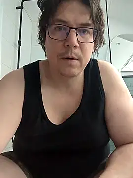 Snapshot of owned_by_goddess_laurie chatting on 05.14.26 owned by goddess laurie online show from 05.14.26