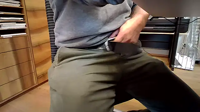 Snapshot of 10_1992 chatting on 10.22.25 10 1992 online show from 10.22.25