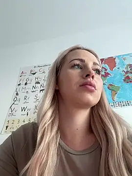 Snapshot of streetdoll chatting on 01.15.25 streetdoll online show from 01.15.25