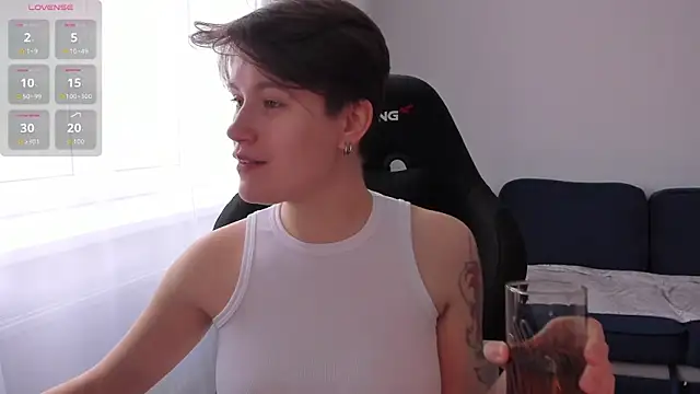 Snapshot of JessieFlower chatting on 10.29.25 JessieFlower online show from 10.29.25