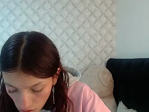 Snapshot of Emma-Wilson chatting on 02.03.26 Emma-Wilson online show from 02.03.26