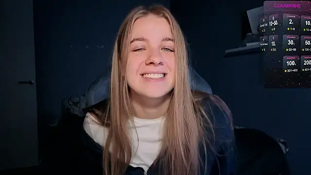 Snapshot of candy_maggie chatting on 10.30.25 candy maggie online show from 10.30.25