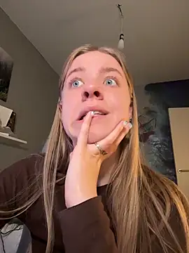 Snapshot of candy_maggie chatting on 11.19.25 candy maggie online show from 11.19.25