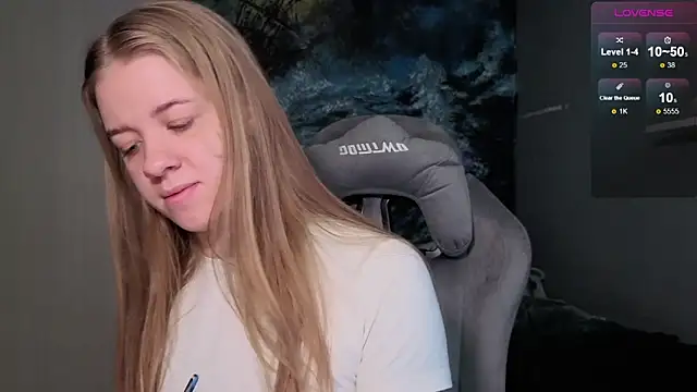 Snapshot of candy_maggie chatting on 12.14.25 candy maggie online show from 12.14.25