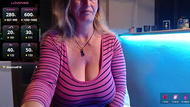 Snapshot of JennaDeluxe chatting on 04.29.26 JennaDeluxe online show from 04.29.26