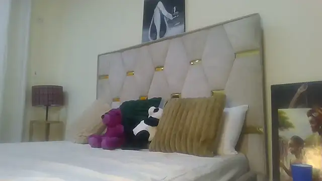 Snapshot of Fine_assie chatting on 02.10.25 Fine assie online show from 02.10.25