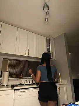 Your Paris online show from 02.18.25